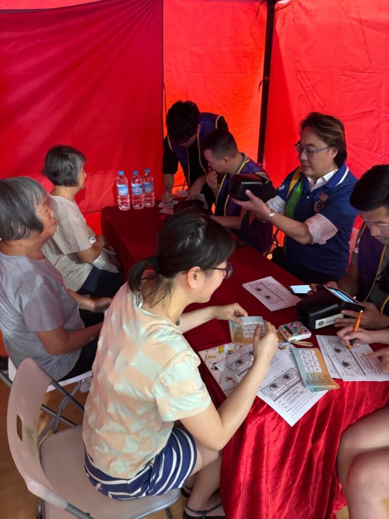 在香港這座節奏急促的城市裡，有一群人選擇放慢腳步，默默耕耘，為社會中最容易被忽略的一群──基層兒童──點亮希望之光。香港朝陽獅子會會長朱偉豪（Jacky）便是其中一人。他與團隊用了多年的時間，不為光環、不為掌聲，只為一個單純的信念：陪伴孩子成長，讓他們有機會看見更廣闊的世界。本篇專訪，帶你走進這位會長的初心與堅持。