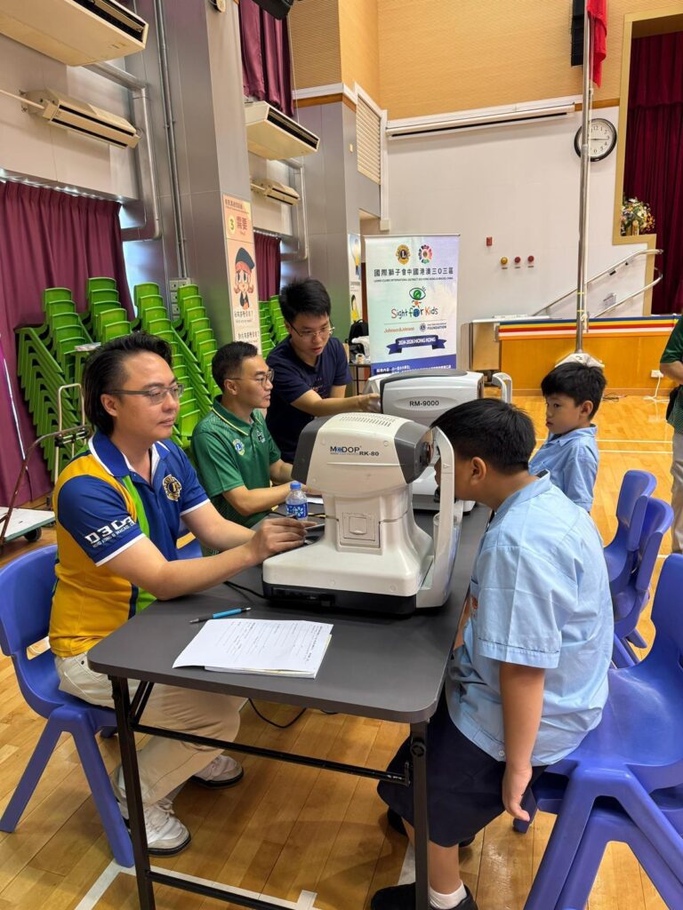 在香港這座節奏急促的城市裡，有一群人選擇放慢腳步，默默耕耘，為社會中最容易被忽略的一群──基層兒童──點亮希望之光。香港朝陽獅子會會長朱偉豪（Jacky）便是其中一人。他與團隊用了多年的時間，不為光環、不為掌聲，只為一個單純的信念：陪伴孩子成長，讓他們有機會看見更廣闊的世界。本篇專訪，帶你走進這位會長的初心與堅持。