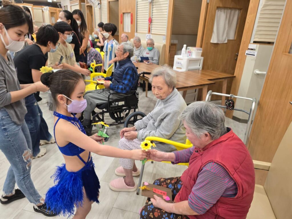 在香港這座節奏急促的城市裡，有一群人選擇放慢腳步，默默耕耘，為社會中最容易被忽略的一群──基層兒童──點亮希望之光。香港朝陽獅子會會長朱偉豪（Jacky）便是其中一人。他與團隊用了多年的時間，不為光環、不為掌聲，只為一個單純的信念：陪伴孩子成長，讓他們有機會看見更廣闊的世界。本篇專訪，帶你走進這位會長的初心與堅持。