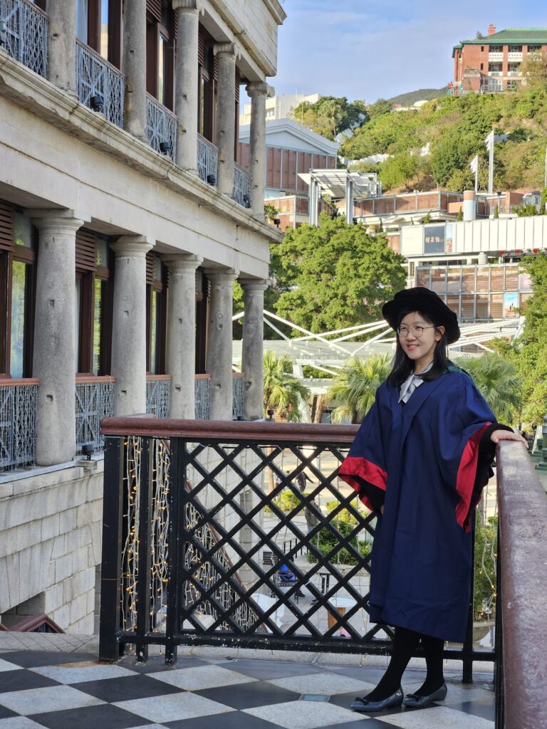 對於防止虐待兒童會（Against Child Abuse, ACA）總幹事婁小君博士來說，走進兒童世界的第一步，是嘗試從孩子的角度看世界。作為總幹事，她以一份溫柔而堅定的信念，走過多年專業歷程，從性教育到兒童保護，從管理崗位到遊戲治療，婁博士的每一步看似不同，卻都指向同一個方向：讓每個孩子都能在被理解與尊重中成長。這不只是一份工作，更是一種深植內心的使命感——讓兒童不再受傷，讓社會更懂得如何好好愛護孩子。