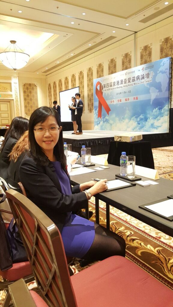 對於防止虐待兒童會（Against Child Abuse, ACA）總幹事婁小君博士來說，走進兒童世界的第一步，是嘗試從孩子的角度看世界。作為總幹事，她以一份溫柔而堅定的信念，走過多年專業歷程，從性教育到兒童保護，從管理崗位到遊戲治療，婁博士的每一步看似不同，卻都指向同一個方向：讓每個孩子都能在被理解與尊重中成長。這不只是一份工作，更是一種深植內心的使命感——讓兒童不再受傷，讓社會更懂得如何好好愛護孩子。