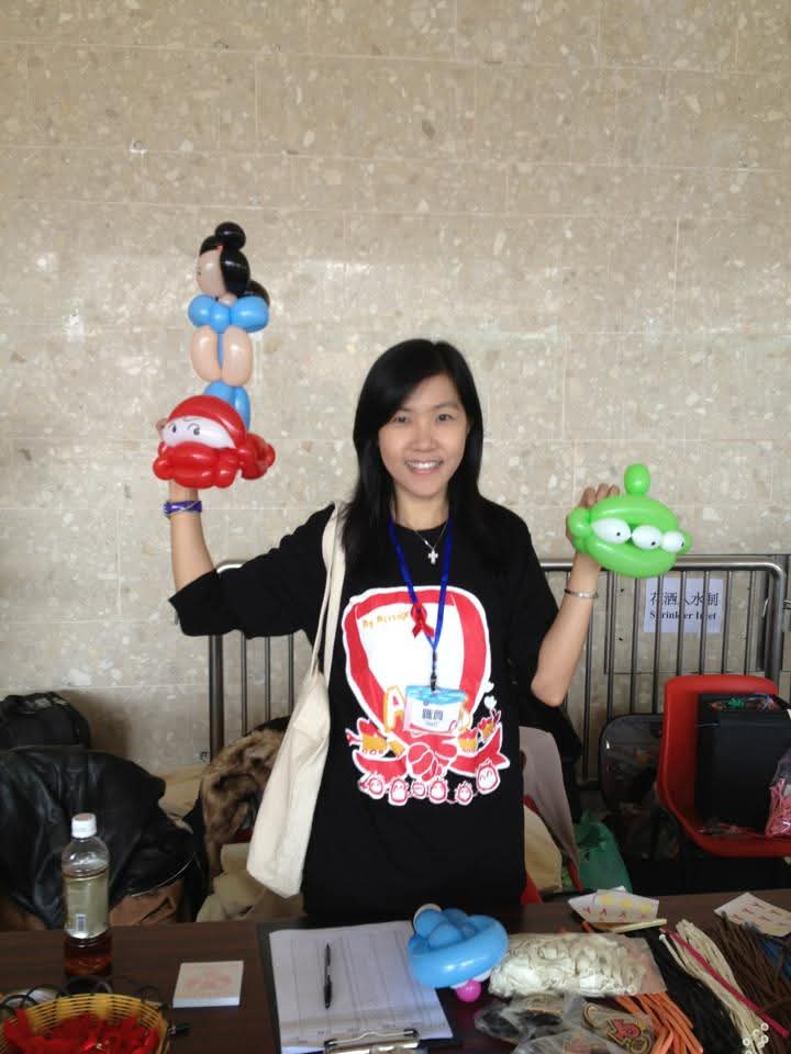 對於防止虐待兒童會（Against Child Abuse, ACA）總幹事婁小君博士來說，走進兒童世界的第一步，是嘗試從孩子的角度看世界。作為總幹事，她以一份溫柔而堅定的信念，走過多年專業歷程，從性教育到兒童保護，從管理崗位到遊戲治療，婁博士的每一步看似不同，卻都指向同一個方向：讓每個孩子都能在被理解與尊重中成長。這不只是一份工作，更是一種深植內心的使命感——讓兒童不再受傷，讓社會更懂得如何好好愛護孩子。