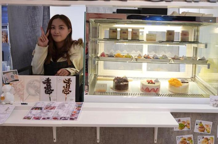 她曾經只是因為喜歡整甜品，決定試試看，沒想到一做就走了七年。譚媛馨（Sharon），Anahata Bakery的創辦人，在沒有明確計劃的情況下踏上創業之路，過程中經歷過順利、也遇過低潮，甚至一度懷疑是否還要繼續。