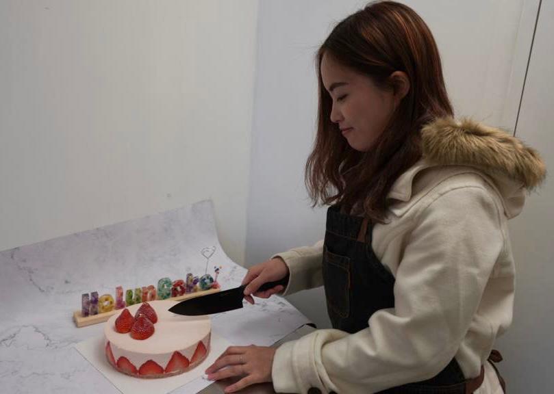 她曾經只是因為喜歡整甜品，決定試試看，沒想到一做就走了七年。譚媛馨（Sharon），Anahata Bakery的創辦人，在沒有明確計劃的情況下踏上創業之路，過程中經歷過順利、也遇過低潮，甚至一度懷疑是否還要繼續。