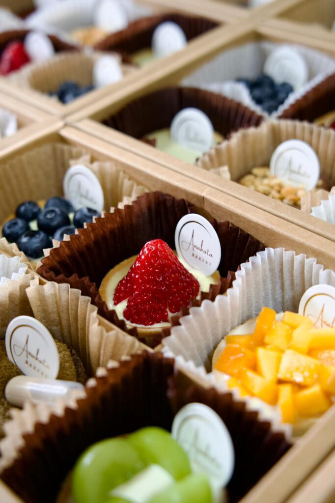 她曾經只是因為喜歡整甜品，決定試試看，沒想到一做就走了七年。譚媛馨（Sharon），Anahata Bakery的創辦人，在沒有明確計劃的情況下踏上創業之路，過程中經歷過順利、也遇過低潮，甚至一度懷疑是否還要繼續。