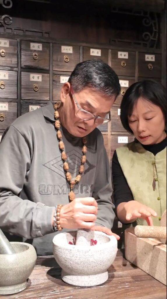 她曾在萬米高空穿梭，把世界當作教室；也曾走進校園，把見識變成一堂堂給年輕人的人生課。如今，墨香行旅Sylvia 選擇在更慢的城市節奏裡，重新理解「生活」——不是越忙越好，而是要能安放情緒、照顧家人，也守住那些正在流失的文化氣味。這篇專訪從她為何當空姐、如何落腳廈門、到她投入香文化的理由一路寫起：你會讀到一個人如何把遠方帶回日常，並用一縷香，替自己與他人留下一個可以呼吸、可以放鬆的空間。