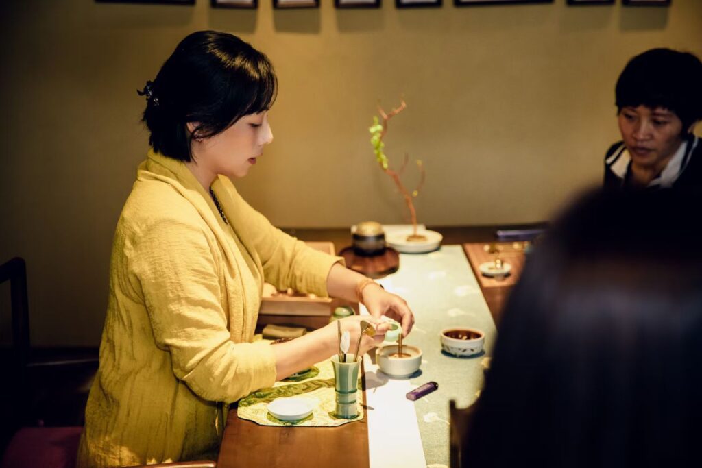 她曾在萬米高空穿梭，把世界當作教室；也曾走進校園，把見識變成一堂堂給年輕人的人生課。如今，墨香行旅Sylvia 選擇在更慢的城市節奏裡，重新理解「生活」——不是越忙越好，而是要能安放情緒、照顧家人，也守住那些正在流失的文化氣味。這篇專訪從她為何當空姐、如何落腳廈門、到她投入香文化的理由一路寫起：你會讀到一個人如何把遠方帶回日常，並用一縷香，替自己與他人留下一個可以呼吸、可以放鬆的空間。