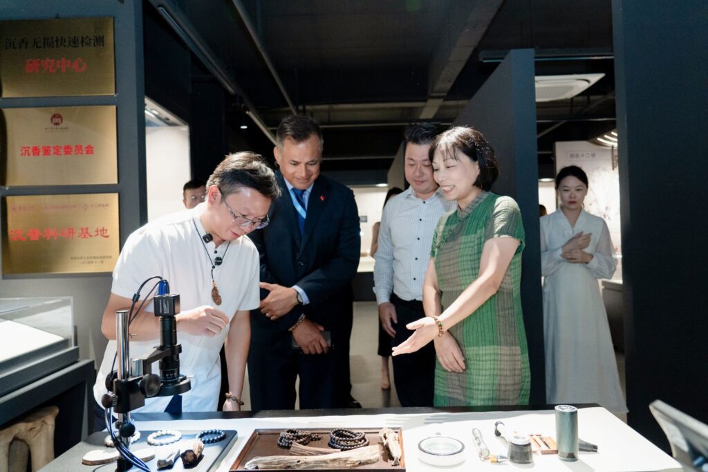 她曾在萬米高空穿梭，把世界當作教室；也曾走進校園，把見識變成一堂堂給年輕人的人生課。如今，墨香行旅Sylvia 選擇在更慢的城市節奏裡，重新理解「生活」——不是越忙越好，而是要能安放情緒、照顧家人，也守住那些正在流失的文化氣味。這篇專訪從她為何當空姐、如何落腳廈門、到她投入香文化的理由一路寫起：你會讀到一個人如何把遠方帶回日常，並用一縷香，替自己與他人留下一個可以呼吸、可以放鬆的空間。