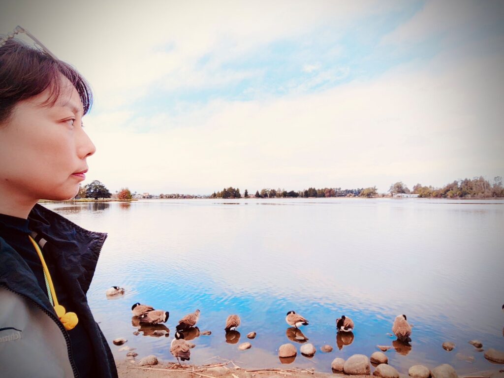 她曾在萬米高空穿梭，把世界當作教室；也曾走進校園，把見識變成一堂堂給年輕人的人生課。如今，墨香行旅Sylvia 選擇在更慢的城市節奏裡，重新理解「生活」——不是越忙越好，而是要能安放情緒、照顧家人，也守住那些正在流失的文化氣味。這篇專訪從她為何當空姐、如何落腳廈門、到她投入香文化的理由一路寫起：你會讀到一個人如何把遠方帶回日常，並用一縷香，替自己與他人留下一個可以呼吸、可以放鬆的空間。