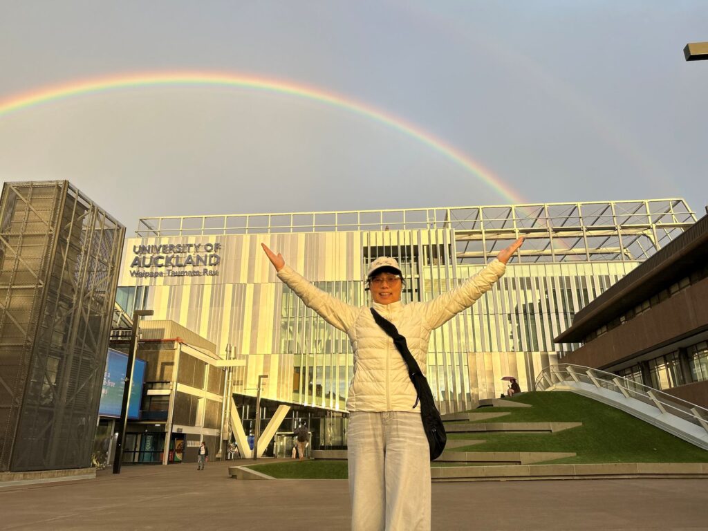 她曾在萬米高空穿梭，把世界當作教室；也曾走進校園，把見識變成一堂堂給年輕人的人生課。如今，墨香行旅Sylvia 選擇在更慢的城市節奏裡，重新理解「生活」——不是越忙越好，而是要能安放情緒、照顧家人，也守住那些正在流失的文化氣味。這篇專訪從她為何當空姐、如何落腳廈門、到她投入香文化的理由一路寫起：你會讀到一個人如何把遠方帶回日常，並用一縷香，替自己與他人留下一個可以呼吸、可以放鬆的空間。
