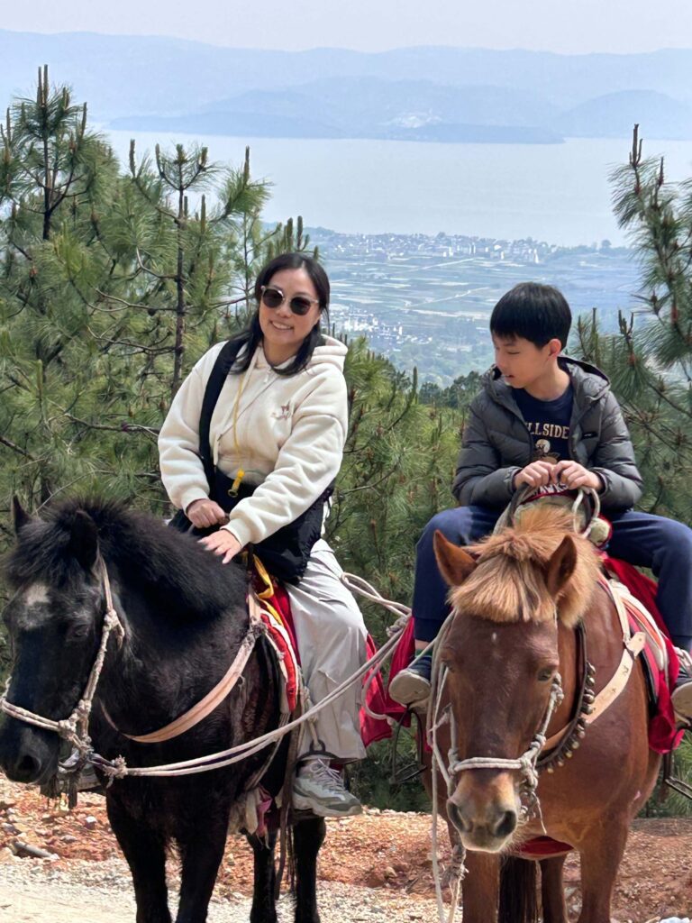 她曾在萬米高空穿梭，把世界當作教室；也曾走進校園，把見識變成一堂堂給年輕人的人生課。如今，墨香行旅Sylvia 選擇在更慢的城市節奏裡，重新理解「生活」——不是越忙越好，而是要能安放情緒、照顧家人，也守住那些正在流失的文化氣味。這篇專訪從她為何當空姐、如何落腳廈門、到她投入香文化的理由一路寫起：你會讀到一個人如何把遠方帶回日常，並用一縷香，替自己與他人留下一個可以呼吸、可以放鬆的空間。