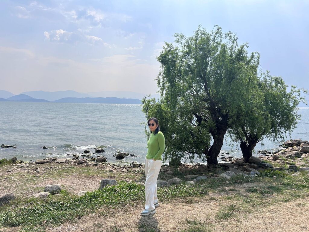 她曾在萬米高空穿梭，把世界當作教室；也曾走進校園，把見識變成一堂堂給年輕人的人生課。如今，墨香行旅Sylvia 選擇在更慢的城市節奏裡，重新理解「生活」——不是越忙越好，而是要能安放情緒、照顧家人，也守住那些正在流失的文化氣味。這篇專訪從她為何當空姐、如何落腳廈門、到她投入香文化的理由一路寫起：你會讀到一個人如何把遠方帶回日常，並用一縷香，替自己與他人留下一個可以呼吸、可以放鬆的空間。