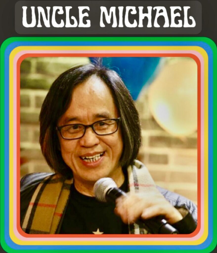 在這個節奏急促的年代，民歌彷彿成了一種遙遠的記憶。但對於香港友Folk民歌會會長Michael叔叔來說，民歌從來不是過去式，而是一道一直延續至今的溫暖光芒。他用一把結他、一首首熟悉的旋律，把幾十年前的青春記憶重新唱回來，也感動著一代又一代的樂迷。