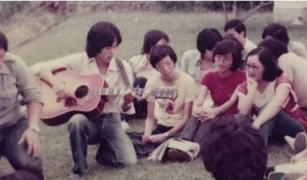 在這個節奏急促的年代，民歌彷彿成了一種遙遠的記憶。但對於香港友Folk民歌會會長Michael叔叔來說，民歌從來不是過去式，而是一道一直延續至今的溫暖光芒。他用一把結他、一首首熟悉的旋律，把幾十年前的青春記憶重新唱回來，也感動著一代又一代的樂迷。