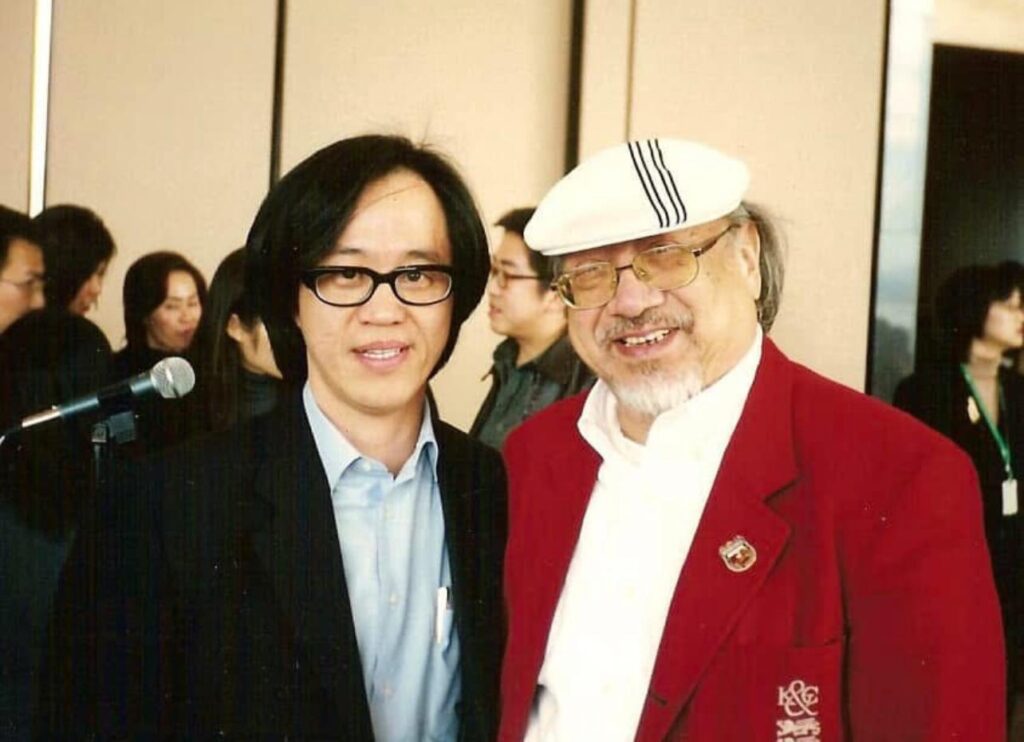 在這個節奏急促的年代，民歌彷彿成了一種遙遠的記憶。但對於香港友Folk民歌會會長Michael叔叔來說，民歌從來不是過去式，而是一道一直延續至今的溫暖光芒。他用一把結他、一首首熟悉的旋律，把幾十年前的青春記憶重新唱回來，也感動著一代又一代的樂迷。