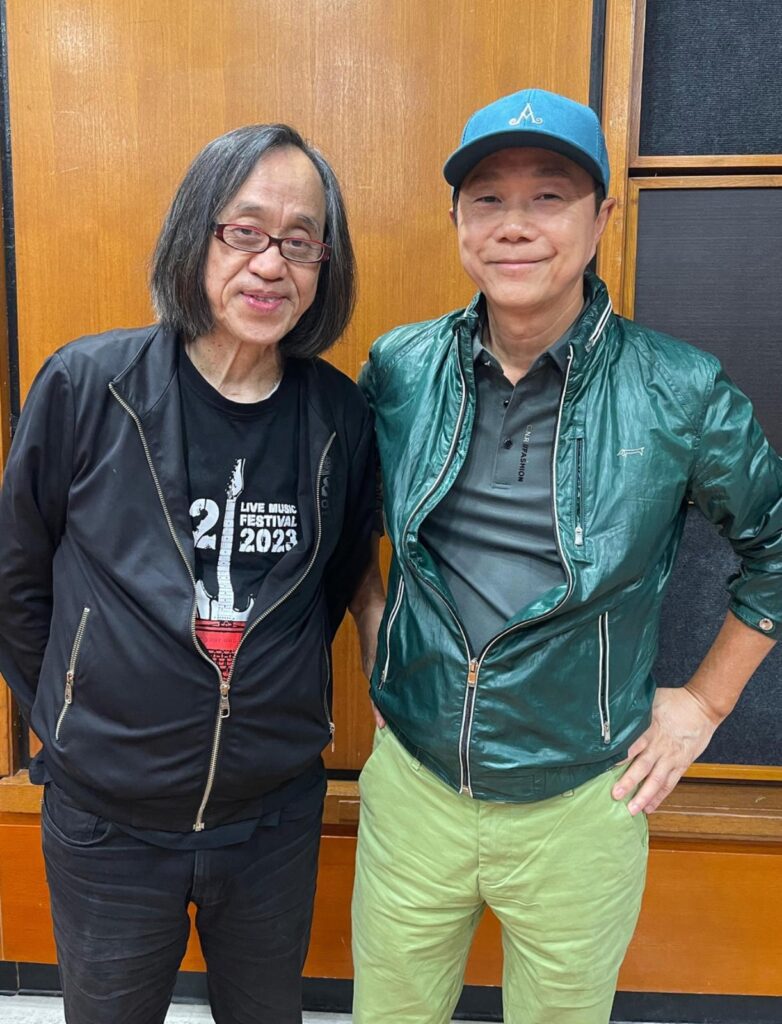 在這個節奏急促的年代，民歌彷彿成了一種遙遠的記憶。但對於香港友Folk民歌會會長Michael叔叔來說，民歌從來不是過去式，而是一道一直延續至今的溫暖光芒。他用一把結他、一首首熟悉的旋律，把幾十年前的青春記憶重新唱回來，也感動著一代又一代的樂迷。