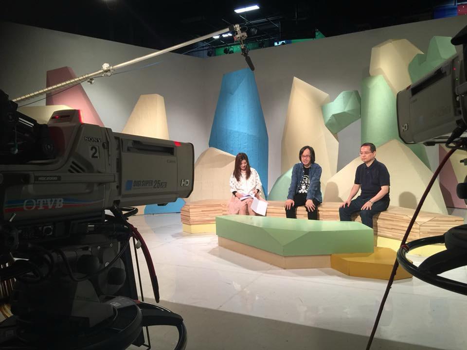 在這個節奏急促的年代，民歌彷彿成了一種遙遠的記憶。但對於香港友Folk民歌會會長Michael叔叔來說，民歌從來不是過去式，而是一道一直延續至今的溫暖光芒。他用一把結他、一首首熟悉的旋律，把幾十年前的青春記憶重新唱回來，也感動著一代又一代的樂迷。