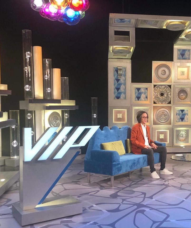 在這個節奏急促的年代，民歌彷彿成了一種遙遠的記憶。但對於香港友Folk民歌會會長Michael叔叔來說，民歌從來不是過去式，而是一道一直延續至今的溫暖光芒。他用一把結他、一首首熟悉的旋律，把幾十年前的青春記憶重新唱回來，也感動著一代又一代的樂迷。