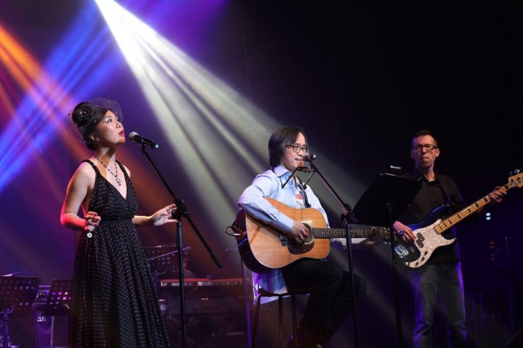 在這個節奏急促的年代，民歌彷彿成了一種遙遠的記憶。但對於香港友Folk民歌會會長Michael叔叔來說，民歌從來不是過去式，而是一道一直延續至今的溫暖光芒。他用一把結他、一首首熟悉的旋律，把幾十年前的青春記憶重新唱回來，也感動著一代又一代的樂迷。