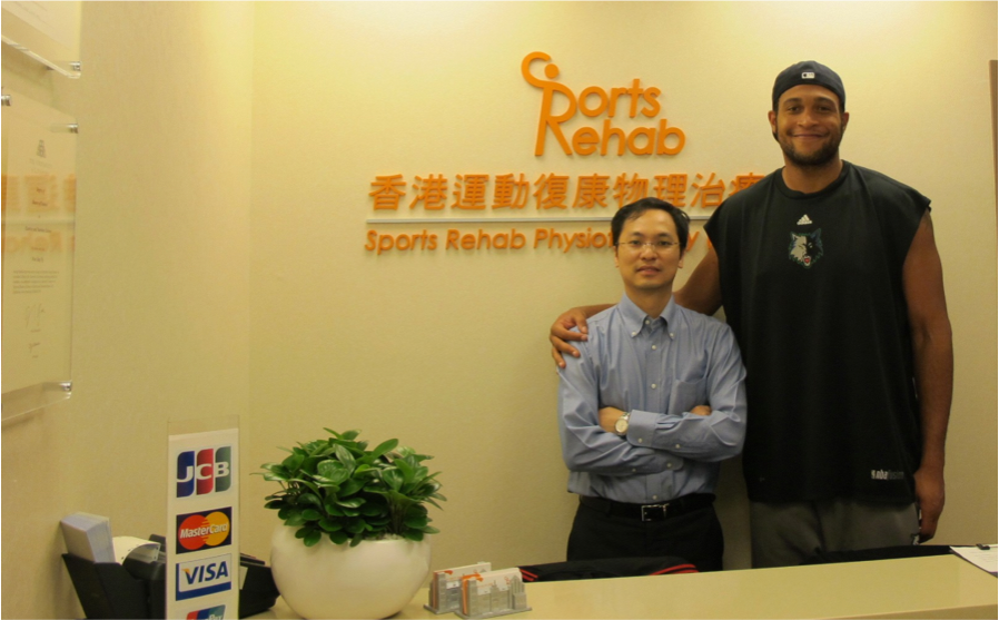 在這個講求效率與快速結果的時代，醫療往往被簡化為「治好一個部位」，而忽略了「聽懂一個人」。但在物理治療師吳雲星 Vincent 的世界裡，療癒是一場從聆聽開始的旅程。他相信，真正的康復不只是止痛，更是讓身體知道如何再次前行。這位經驗豐富的治療師，不僅運用先進科技為病人找回功能，更以細緻的觀察與溫柔的對話，牽引病人走出疼痛的迷宮。本次專訪，我們走進他的治療空間，揭開物理治療背後，那些科學與人性的交織。