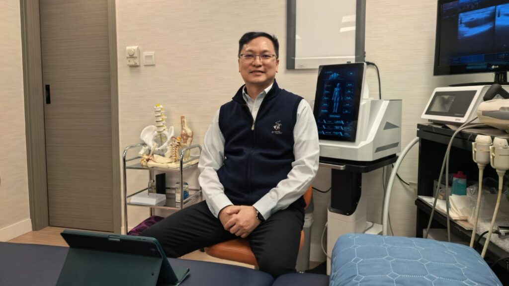 「物理治療是一門科學,但同時也是一種藝術。」受訪當日,吳雲星(Vincent)輕輕說出這句話的時候。這位在業界擁有三十年經驗的資深物理治療師,從一個少年,到今天能洞察人身心系統的專業人士,他的故事,讓人感受到一種厚實的力量——不是一蹴可幾的奇蹟,而是一步一步走出來的深耕。