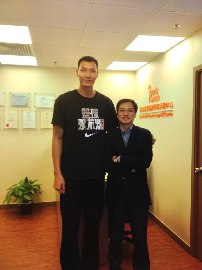 在這個講求效率與快速結果的時代，醫療往往被簡化為「治好一個部位」，而忽略了「聽懂一個人」。但在物理治療師吳雲星 Vincent 的世界裡，療癒是一場從聆聽開始的旅程。他相信，真正的康復不只是止痛，更是讓身體知道如何再次前行。這位經驗豐富的治療師，不僅運用先進科技為病人找回功能，更以細緻的觀察與溫柔的對話，牽引病人走出疼痛的迷宮。本次專訪，我們走進他的治療空間，揭開物理治療背後，那些科學與人性的交織。