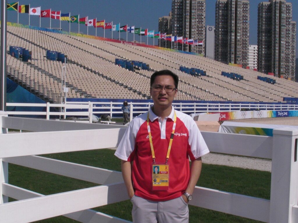 「物理治療是一門科學,但同時也是一種藝術。」受訪當日,吳雲星(Vincent)輕輕說出這句話的時候。這位在業界擁有三十年經驗的資深物理治療師,從一個少年,到今天能洞察人身心系統的專業人士,他的故事,讓人感受到一種厚實的力量——不是一蹴可幾的奇蹟,而是一步一步走出來的深耕。