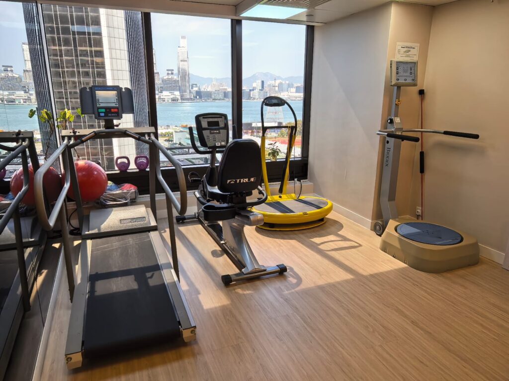 在這個講求效率與快速結果的時代，醫療往往被簡化為「治好一個部位」，而忽略了「聽懂一個人」。但在物理治療師吳雲星 Vincent 的世界裡，療癒是一場從聆聽開始的旅程。他相信，真正的康復不只是止痛，更是讓身體知道如何再次前行。這位經驗豐富的治療師，不僅運用先進科技為病人找回功能，更以細緻的觀察與溫柔的對話，牽引病人走出疼痛的迷宮。本次專訪，我們走進他的治療空間，揭開物理治療背後，那些科學與人性的交織。