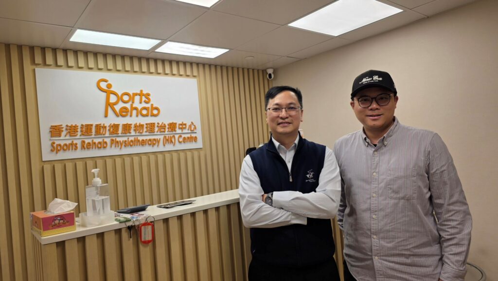 在這個講求效率與快速結果的時代，醫療往往被簡化為「治好一個部位」，而忽略了「聽懂一個人」。但在物理治療師吳雲星 Vincent 的世界裡，療癒是一場從聆聽開始的旅程。他相信，真正的康復不只是止痛，更是讓身體知道如何再次前行。這位經驗豐富的治療師，不僅運用先進科技為病人找回功能，更以細緻的觀察與溫柔的對話，牽引病人走出疼痛的迷宮。本次專訪，我們走進他的治療空間，揭開物理治療背後，那些科學與人性的交織。