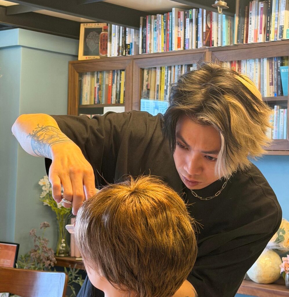 2025年11月26日，香港大埔宏福苑發生五級火災，奪去了多條生命，摧毀了無數家庭的日常與希望。在這場突如其來的悲劇中，有一隊人選擇即時行動，無問代價，為受難者家屬提供溫柔而堅定的支援──他們來自「毋忘愛」，一個以尊嚴送別為使命的團體。我們訪問到毋忘愛總幹事楊美蓉 Grace，聽她訴說他們如何在災難中伸出援手，也讓我們看到，在最黑暗的時刻，仍有光亮閃爍。