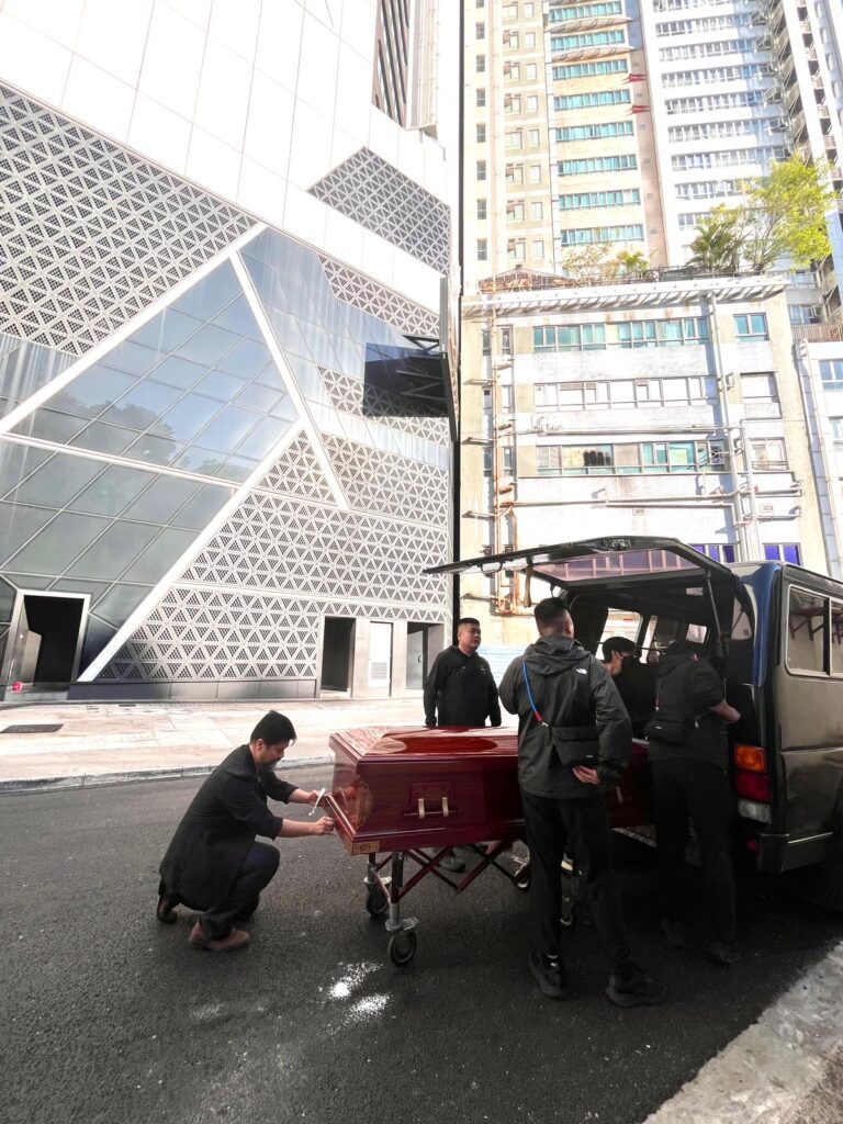 2025年11月26日，香港大埔宏福苑發生五級火災，奪去了多條生命，摧毀了無數家庭的日常與希望。在這場突如其來的悲劇中，有一隊人選擇即時行動，無問代價，為受難者家屬提供溫柔而堅定的支援──他們來自「毋忘愛」，一個以尊嚴送別為使命的團體。我們訪問到毋忘愛總幹事楊美蓉 Grace，聽她訴說他們如何在災難中伸出援手，也讓我們看到，在最黑暗的時刻，仍有光亮閃爍。