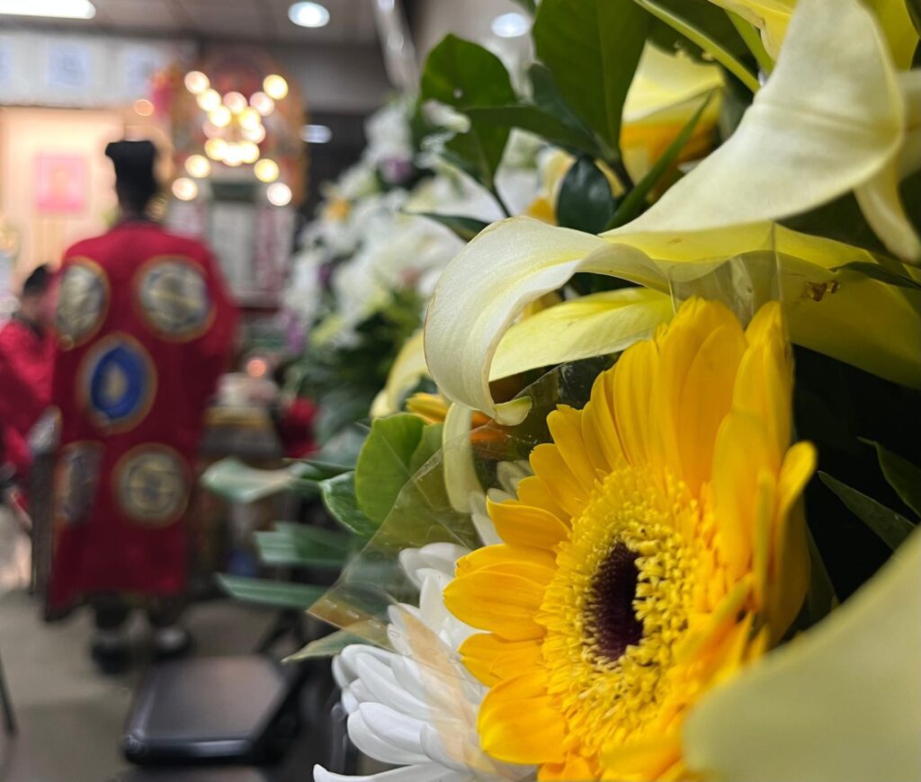 2025年11月26日，香港大埔宏福苑發生五級火災，奪去了多條生命，摧毀了無數家庭的日常與希望。在這場突如其來的悲劇中，有一隊人選擇即時行動，無問代價，為受難者家屬提供溫柔而堅定的支援──他們來自「毋忘愛」，一個以尊嚴送別為使命的團體。我們訪問到毋忘愛總幹事楊美蓉 Grace，聽她訴說他們如何在災難中伸出援手，也讓我們看到，在最黑暗的時刻，仍有光亮閃爍。