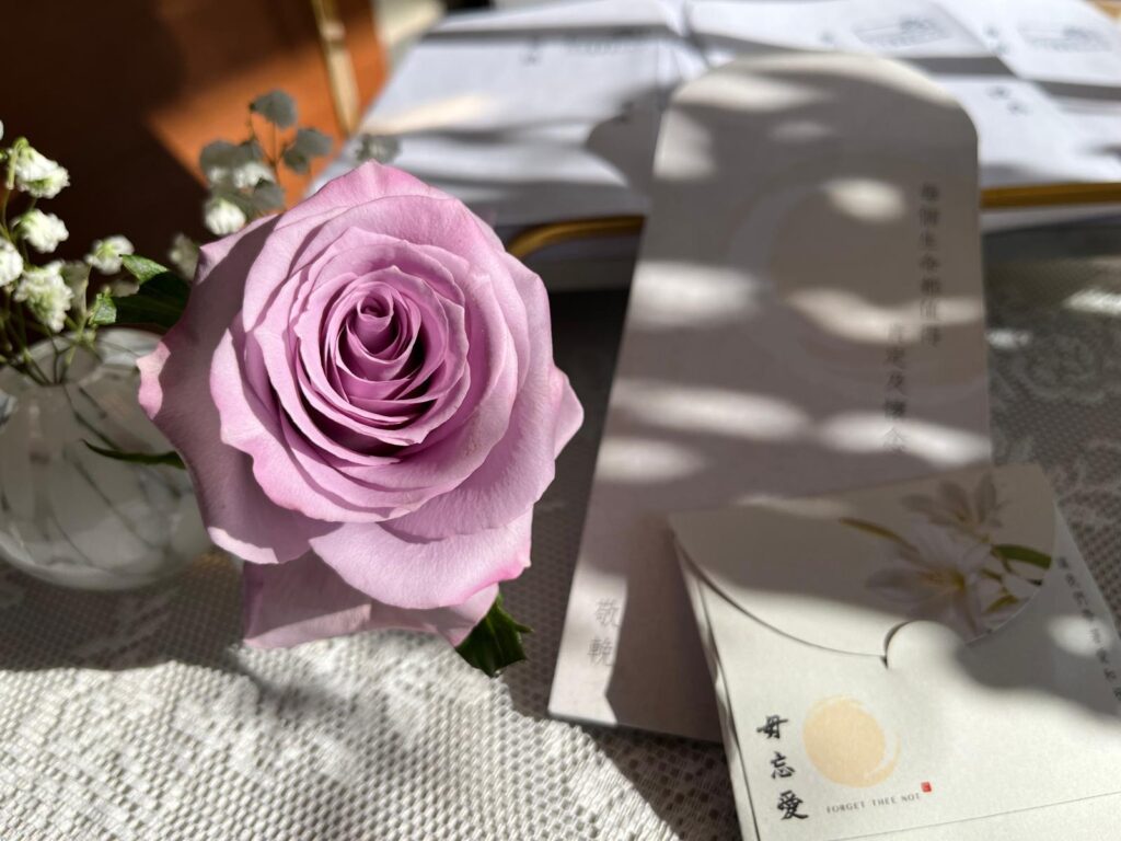 2025年11月26日，香港大埔宏福苑發生五級火災，奪去了多條生命，摧毀了無數家庭的日常與希望。在這場突如其來的悲劇中，有一隊人選擇即時行動，無問代價，為受難者家屬提供溫柔而堅定的支援──他們來自「毋忘愛」，一個以尊嚴送別為使命的團體。我們訪問到毋忘愛總幹事楊美蓉 Grace，聽她訴說他們如何在災難中伸出援手，也讓我們看到，在最黑暗的時刻，仍有光亮閃爍。