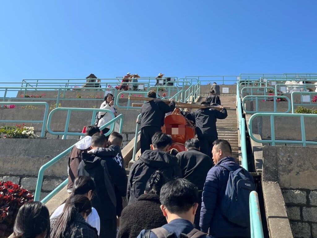 2025年11月26日，香港大埔宏福苑發生五級火災，奪去了多條生命，摧毀了無數家庭的日常與希望。在這場突如其來的悲劇中，有一隊人選擇即時行動，無問代價，為受難者家屬提供溫柔而堅定的支援──他們來自「毋忘愛」，一個以尊嚴送別為使命的團體。我們訪問到毋忘愛總幹事楊美蓉 Grace，聽她訴說他們如何在災難中伸出援手，也讓我們看到，在最黑暗的時刻，仍有光亮閃爍。