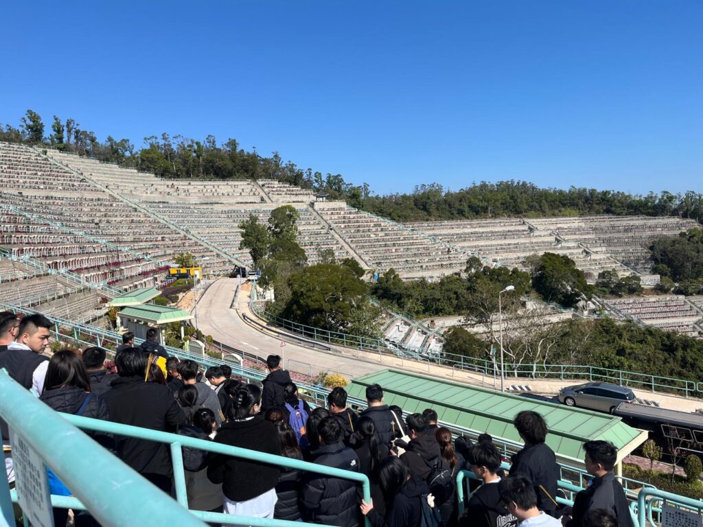 2025年11月26日，香港大埔宏福苑發生五級火災，奪去了多條生命，摧毀了無數家庭的日常與希望。在這場突如其來的悲劇中，有一隊人選擇即時行動，無問代價，為受難者家屬提供溫柔而堅定的支援──他們來自「毋忘愛」，一個以尊嚴送別為使命的團體。我們訪問到毋忘愛總幹事楊美蓉 Grace，聽她訴說他們如何在災難中伸出援手，也讓我們看到，在最黑暗的時刻，仍有光亮閃爍。