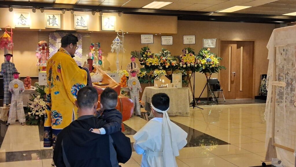 2025年11月26日，香港大埔宏福苑發生五級火災，奪去了多條生命，摧毀了無數家庭的日常與希望。在這場突如其來的悲劇中，有一隊人選擇即時行動，無問代價，為受難者家屬提供溫柔而堅定的支援──他們來自「毋忘愛」，一個以尊嚴送別為使命的團體。我們訪問到毋忘愛總幹事楊美蓉 Grace，聽她訴說他們如何在災難中伸出援手，也讓我們看到，在最黑暗的時刻，仍有光亮閃爍。