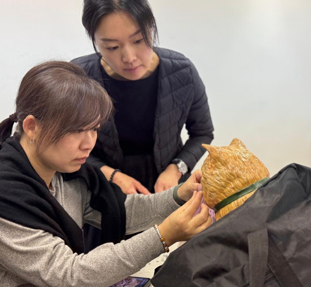 2025年11月26日，香港大埔宏福苑發生五級火災，奪去了多條生命，摧毀了無數家庭的日常與希望。在這場突如其來的悲劇中，有一隊人選擇即時行動，無問代價，為受難者家屬提供溫柔而堅定的支援──他們來自「毋忘愛」，一個以尊嚴送別為使命的團體。我們訪問到毋忘愛總幹事楊美蓉 Grace，聽她訴說他們如何在災難中伸出援手，也讓我們看到，在最黑暗的時刻，仍有光亮閃爍。