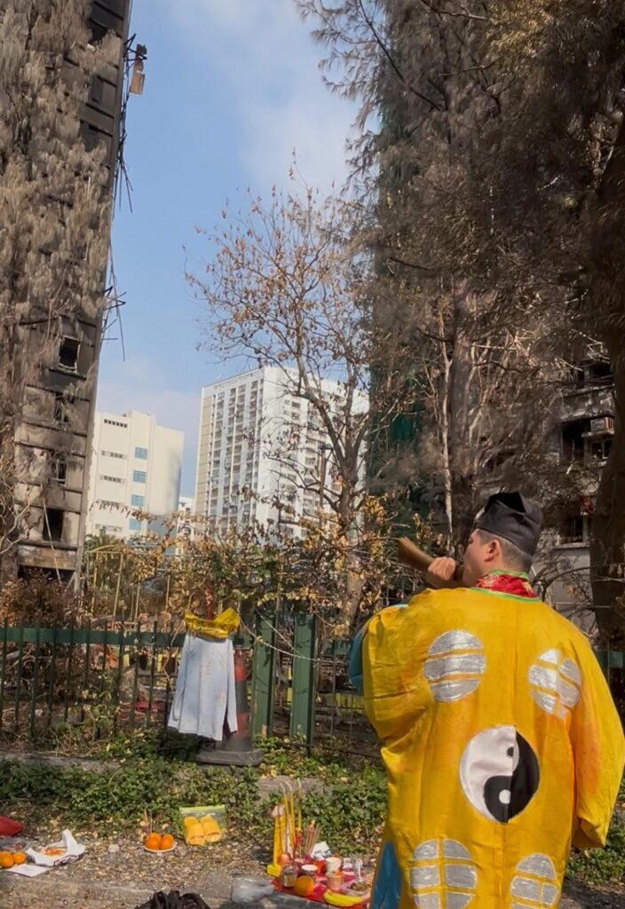 2025年11月26日，香港大埔宏福苑發生五級火災，奪去了多條生命，摧毀了無數家庭的日常與希望。在這場突如其來的悲劇中，有一隊人選擇即時行動，無問代價，為受難者家屬提供溫柔而堅定的支援──他們來自「毋忘愛」，一個以尊嚴送別為使命的團體。我們訪問到毋忘愛總幹事楊美蓉 Grace，聽她訴說他們如何在災難中伸出援手，也讓我們看到，在最黑暗的時刻，仍有光亮閃爍。