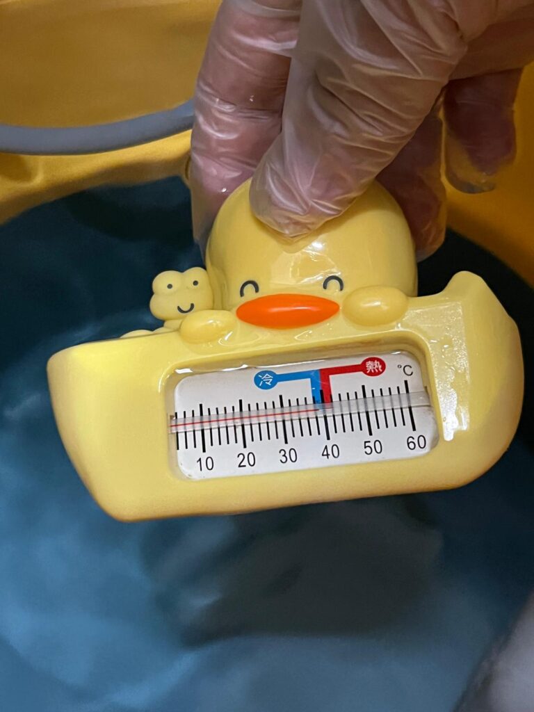 對多數人來說，洗澡只是生活中再平常不過的一部分；但對長期臥床的人而言，能夠舒適、安全地洗一次澡，卻是一件奢侈的事。「毋忘愛」總幹事楊美蓉（Grace）多年來走進社區，察覺到這種被忽略的需要。於是，她與團隊一起推動了全新的上門助浴服務，為失能者提供專業、細緻的洗澡協助，讓他們即使臥床在家，也能在熟悉的空間裡，保持身體的清爽與心靈的尊嚴。