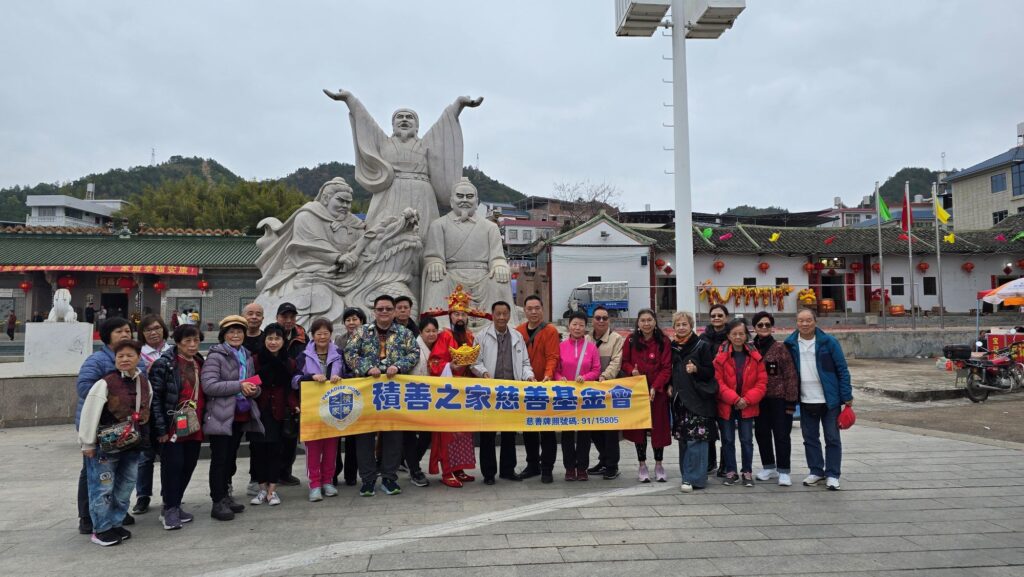 在黃埔天地的節慶現場，人群的腳步、攤位的叫賣、舞台的歌聲與笑聲，已經拼湊出一種熟悉的「過年的氣氛」。作為《第五屆漢文化節》主辦方代表、漢文化發展基金會長劉偉雄先生，他談起這個節日時，語氣不像在講一個大型計劃，更像在分享一個想讓大家開心、重新聚在一起的初心。他說，辦漢文化節的起點其實很簡單：希望中華文化能更自然、更自信地被看見、被理解。傳統不該只留在課本或博物館中，而是能透過一個又一個具體的活動，讓人親身感受到「原來可以咁博大精深」。