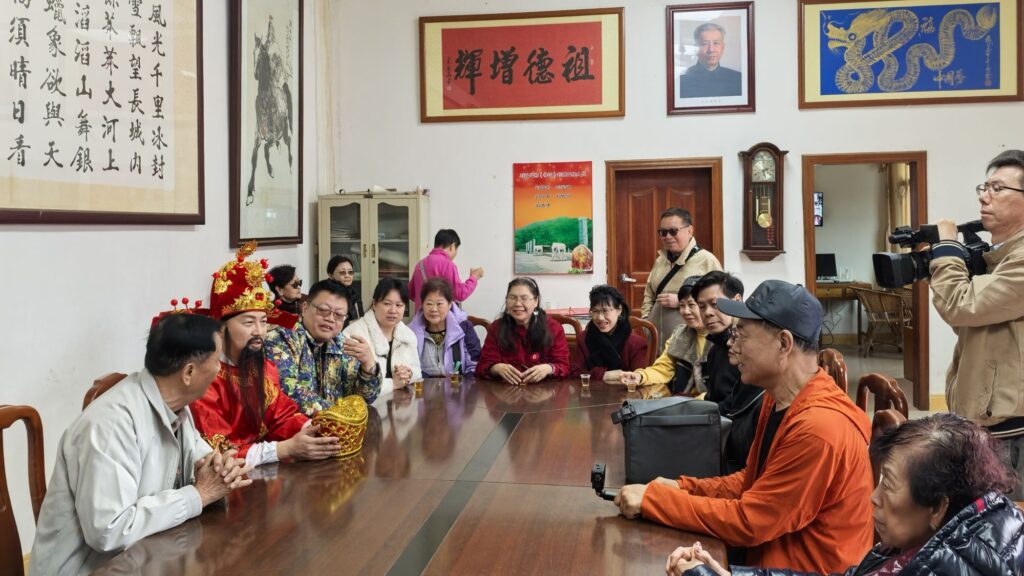 在黃埔天地的節慶現場，人群的腳步、攤位的叫賣、舞台的歌聲與笑聲，已經拼湊出一種熟悉的「過年的氣氛」。作為《第五屆漢文化節》主辦方代表、漢文化發展基金會長劉偉雄先生，他談起這個節日時，語氣不像在講一個大型計劃，更像在分享一個想讓大家開心、重新聚在一起的初心。他說，辦漢文化節的起點其實很簡單：希望中華文化能更自然、更自信地被看見、被理解。傳統不該只留在課本或博物館中，而是能透過一個又一個具體的活動，讓人親身感受到「原來可以咁博大精深」。