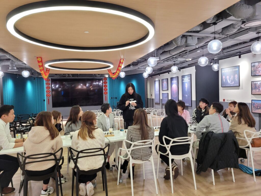 在這個社會,許多人從年輕開始便被灌輸要早早設定目標、規劃人生,最好一步到位、少走彎路。但黃詠莊(Kit)的故事,卻剛好相反。她不是一個從一開始就知道自己要做什麼的人,也從不追求一條直線式的成功路徑。她用實驗精神,一步步在錯誤與探索中,活出自己的節奏與風格。她的經歷跨越印刷、創作、身心靈、桌遊等領域,看似沒有主軸,卻處處充滿生命力。她的故事提醒我們:沒有方向也沒關係,重點是你有沒有勇氣去走那條尚未命名的路。