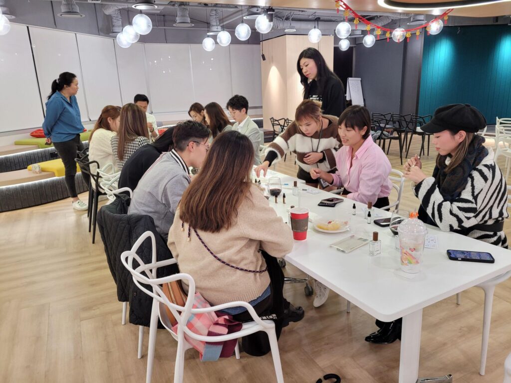 在這個社會,許多人從年輕開始便被灌輸要早早設定目標、規劃人生,最好一步到位、少走彎路。但黃詠莊(Kit)的故事,卻剛好相反。她不是一個從一開始就知道自己要做什麼的人,也從不追求一條直線式的成功路徑。她用實驗精神,一步步在錯誤與探索中,活出自己的節奏與風格。她的經歷跨越印刷、創作、身心靈、桌遊等領域,看似沒有主軸,卻處處充滿生命力。她的故事提醒我們:沒有方向也沒關係,重點是你有沒有勇氣去走那條尚未命名的路。