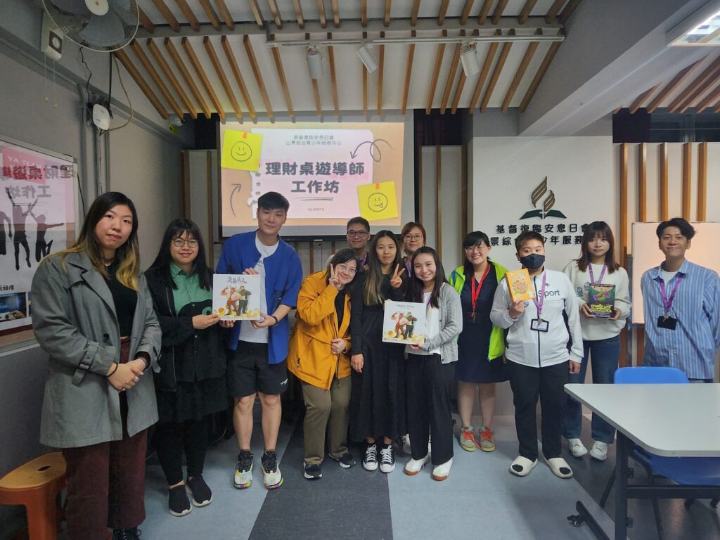 在這個社會,許多人從年輕開始便被灌輸要早早設定目標、規劃人生,最好一步到位、少走彎路。但黃詠莊(Kit)的故事,卻剛好相反。她不是一個從一開始就知道自己要做什麼的人,也從不追求一條直線式的成功路徑。她用實驗精神,一步步在錯誤與探索中,活出自己的節奏與風格。她的經歷跨越印刷、創作、身心靈、桌遊等領域,看似沒有主軸,卻處處充滿生命力。她的故事提醒我們:沒有方向也沒關係,重點是你有沒有勇氣去走那條尚未命名的路。