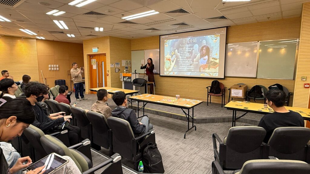 在這個社會,許多人從年輕開始便被灌輸要早早設定目標、規劃人生,最好一步到位、少走彎路。但黃詠莊(Kit)的故事,卻剛好相反。她不是一個從一開始就知道自己要做什麼的人,也從不追求一條直線式的成功路徑。她用實驗精神,一步步在錯誤與探索中,活出自己的節奏與風格。她的經歷跨越印刷、創作、身心靈、桌遊等領域,看似沒有主軸,卻處處充滿生命力。她的故事提醒我們:沒有方向也沒關係,重點是你有沒有勇氣去走那條尚未命名的路。