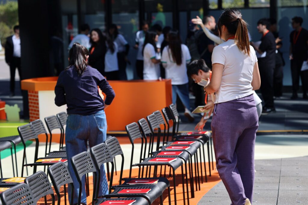 在這個社會,許多人從年輕開始便被灌輸要早早設定目標、規劃人生,最好一步到位、少走彎路。但黃詠莊(Kit)的故事,卻剛好相反。她不是一個從一開始就知道自己要做什麼的人,也從不追求一條直線式的成功路徑。她用實驗精神,一步步在錯誤與探索中,活出自己的節奏與風格。她的經歷跨越印刷、創作、身心靈、桌遊等領域,看似沒有主軸,卻處處充滿生命力。她的故事提醒我們:沒有方向也沒關係,重點是你有沒有勇氣去走那條尚未命名的路。