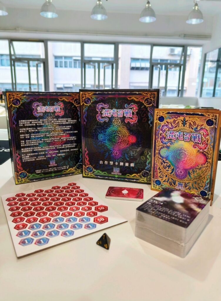 在這個社會,許多人從年輕開始便被灌輸要早早設定目標、規劃人生,最好一步到位、少走彎路。但黃詠莊(Kit)的故事,卻剛好相反。她不是一個從一開始就知道自己要做什麼的人,也從不追求一條直線式的成功路徑。她用實驗精神,一步步在錯誤與探索中,活出自己的節奏與風格。她的經歷跨越印刷、創作、身心靈、桌遊等領域,看似沒有主軸,卻處處充滿生命力。她的故事提醒我們:沒有方向也沒關係,重點是你有沒有勇氣去走那條尚未命名的路。