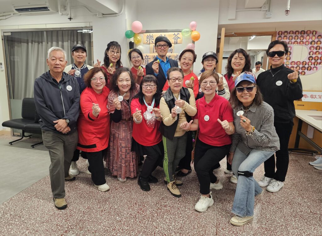 當我們談論「防騙」，多數人會想到警方的宣傳或網上的警示資訊。然而，在社區的一角，一群年長者選擇用最生動的方式，將警覺與提醒變成一場場動人心弦的演出。他們不是專業演員，卻願意花上七個月的時間，排練一齣齣真實改編的防騙劇，只為喚醒觀眾對騙案的警覺心。這場由樂齡薈會友陳曉琴（Judy）策劃的防騙音樂劇，由周俊明擔任導演、黎多福負責編劇，並由顧佩芳出任監製；它不只是表演，更是一場社區活動，一段關於信任、勇氣與守護的真實故事。