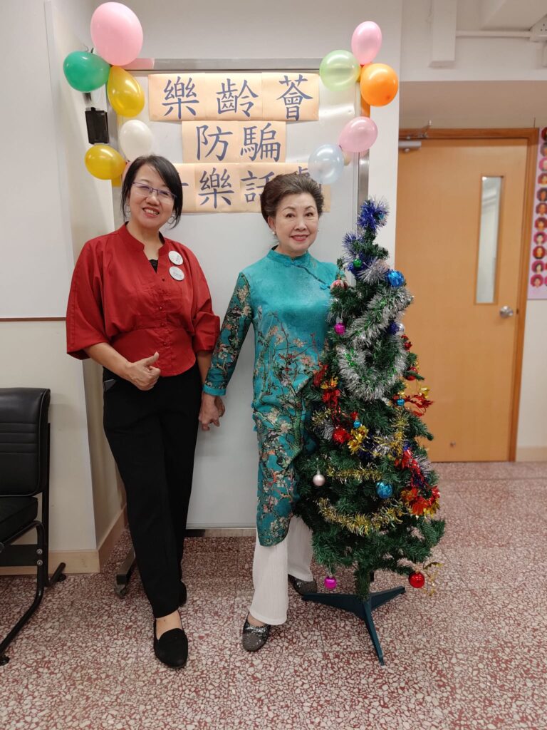 當我們談論「防騙」，多數人會想到警方的宣傳或網上的警示資訊。然而，在社區的一角，一群年長者選擇用最生動的方式，將警覺與提醒變成一場場動人心弦的演出。他們不是專業演員，卻願意花上七個月的時間，排練一齣齣真實改編的防騙劇，只為喚醒觀眾對騙案的警覺心。這場由樂齡薈會友陳曉琴（Judy）策劃的防騙音樂劇，由周俊明擔任導演、黎多福負責編劇，並由顧佩芳出任監製；它不只是表演，更是一場社區活動，一段關於信任、勇氣與守護的真實故事。