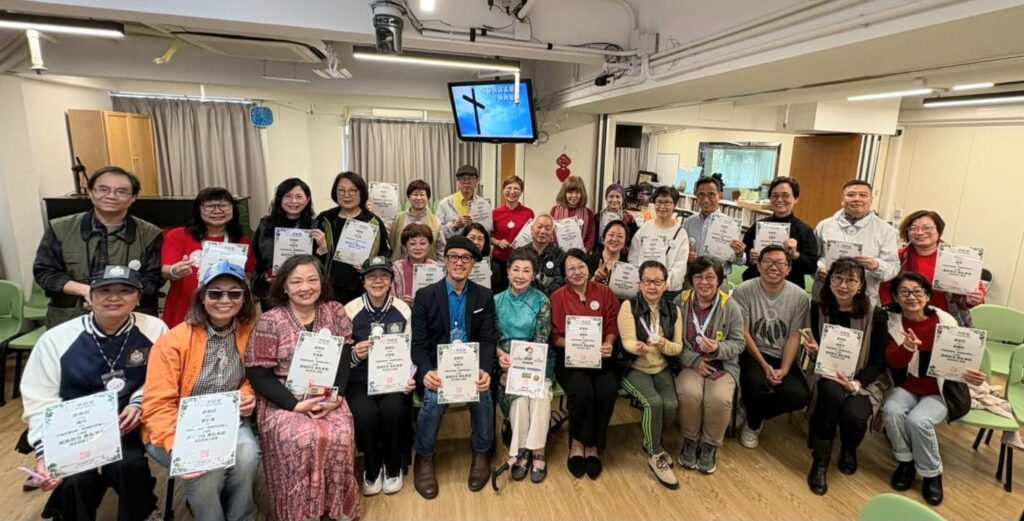 當我們談論「防騙」，多數人會想到警方的宣傳或網上的警示資訊。然而，在社區的一角，一群年長者選擇用最生動的方式，將警覺與提醒變成一場場動人心弦的演出。他們不是專業演員，卻願意花上七個月的時間，排練一齣齣真實改編的防騙劇，只為喚醒觀眾對騙案的警覺心。這場由樂齡薈會友陳曉琴（Judy）策劃的防騙音樂劇，由周俊明擔任導演、黎多福負責編劇，並由顧佩芳出任監製；它不只是表演，更是一場社區活動，一段關於信任、勇氣與守護的真實故事。